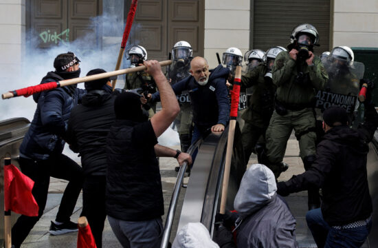 Protesti v Atenah po železniški nesreči