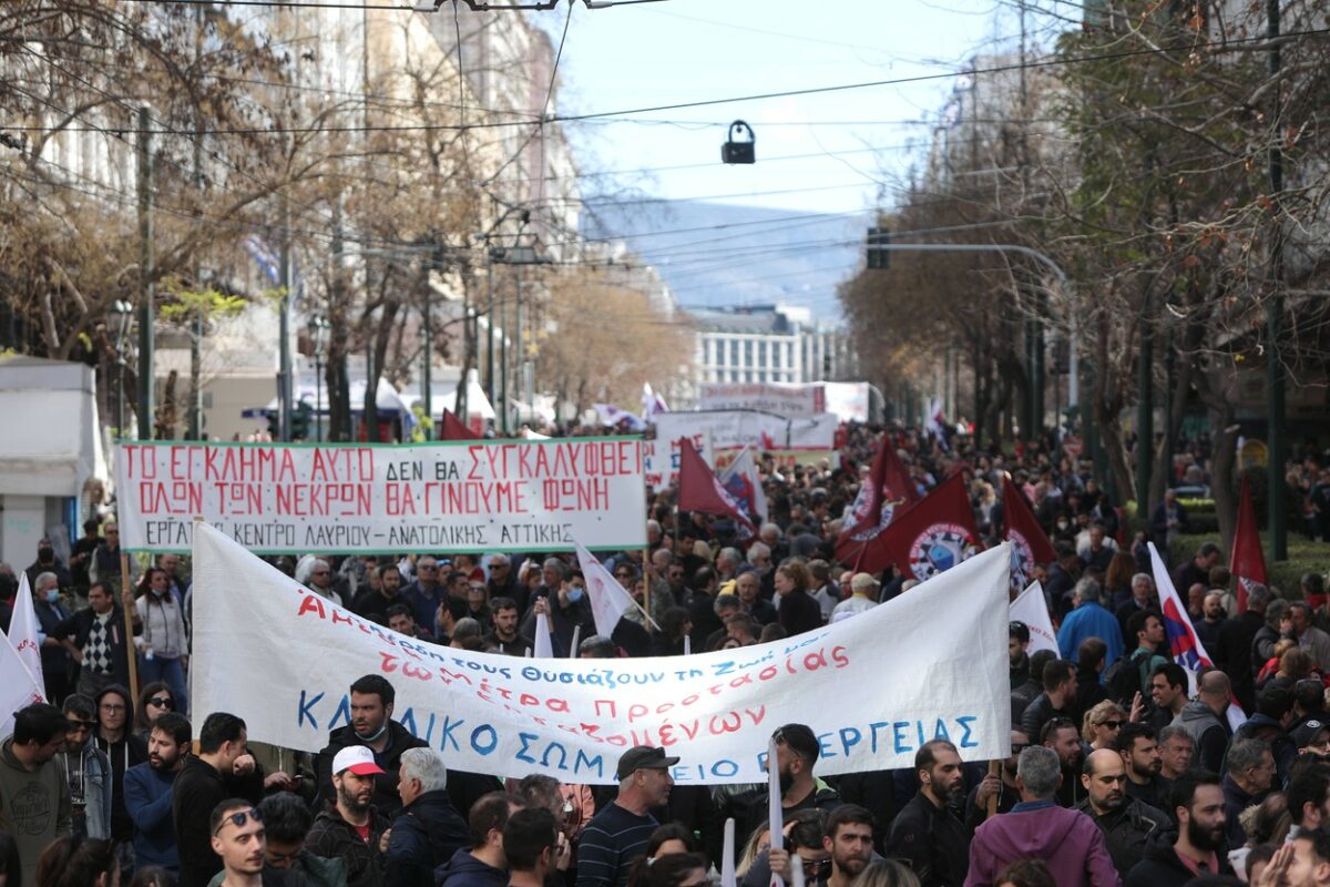 Après le tragique accident, les Grecs dans les rues pour le dixième jour : « Nous allons vous renverser »