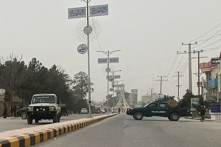 Talibanske sile nadzorujejo promet po samomorilskem napadu