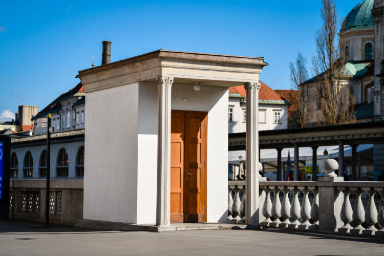 Plečnikov kiosk na levem bregu Ljubljanice.