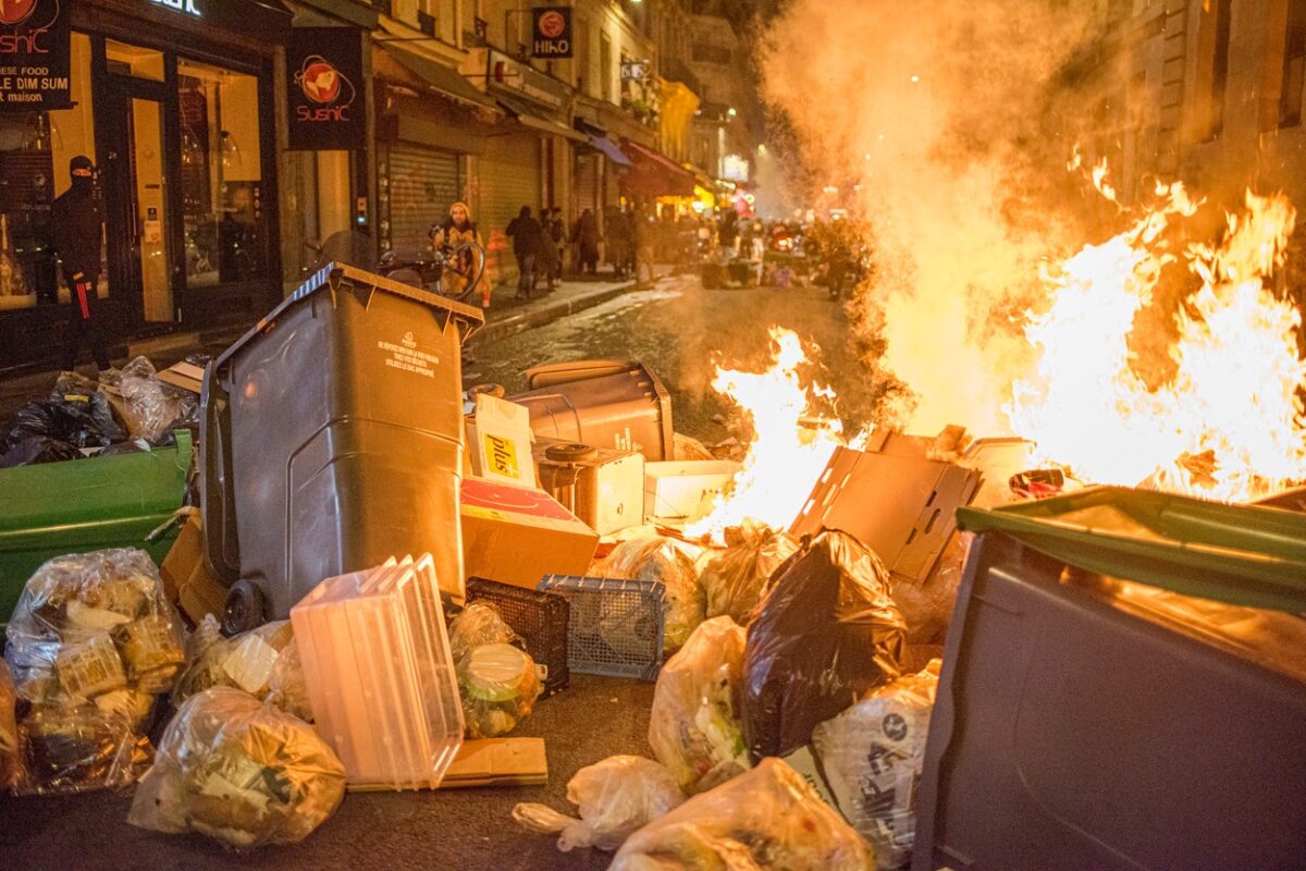 Nach der erzwungenen Reform sind die Franzosen erzürnt: Fahrzeuge brennen, Müllberge liegen auf den Straßen