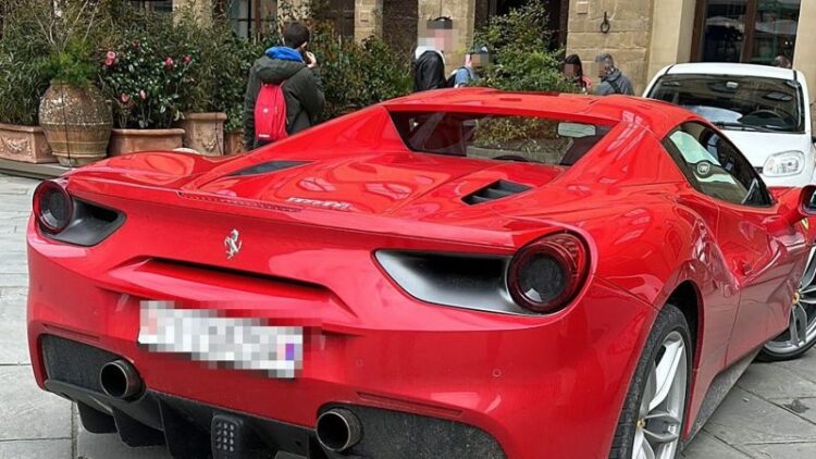 Ferrari parkiral na osrednjem trgu v Firencah