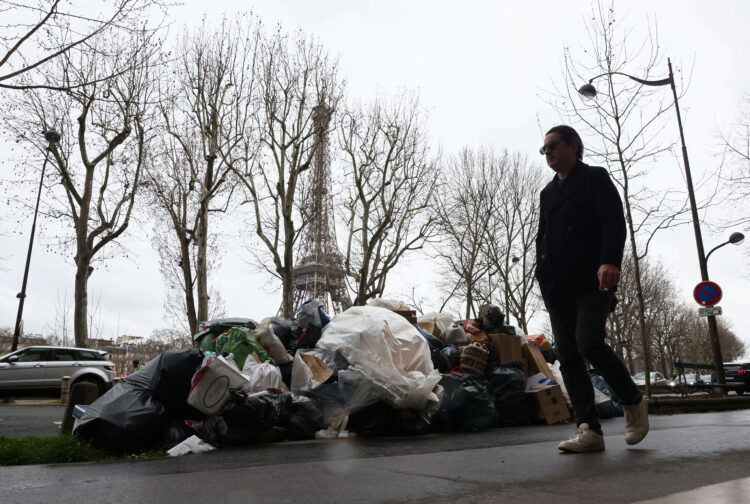 Kupi smeti v Parizu zaradi stavke smetarjev