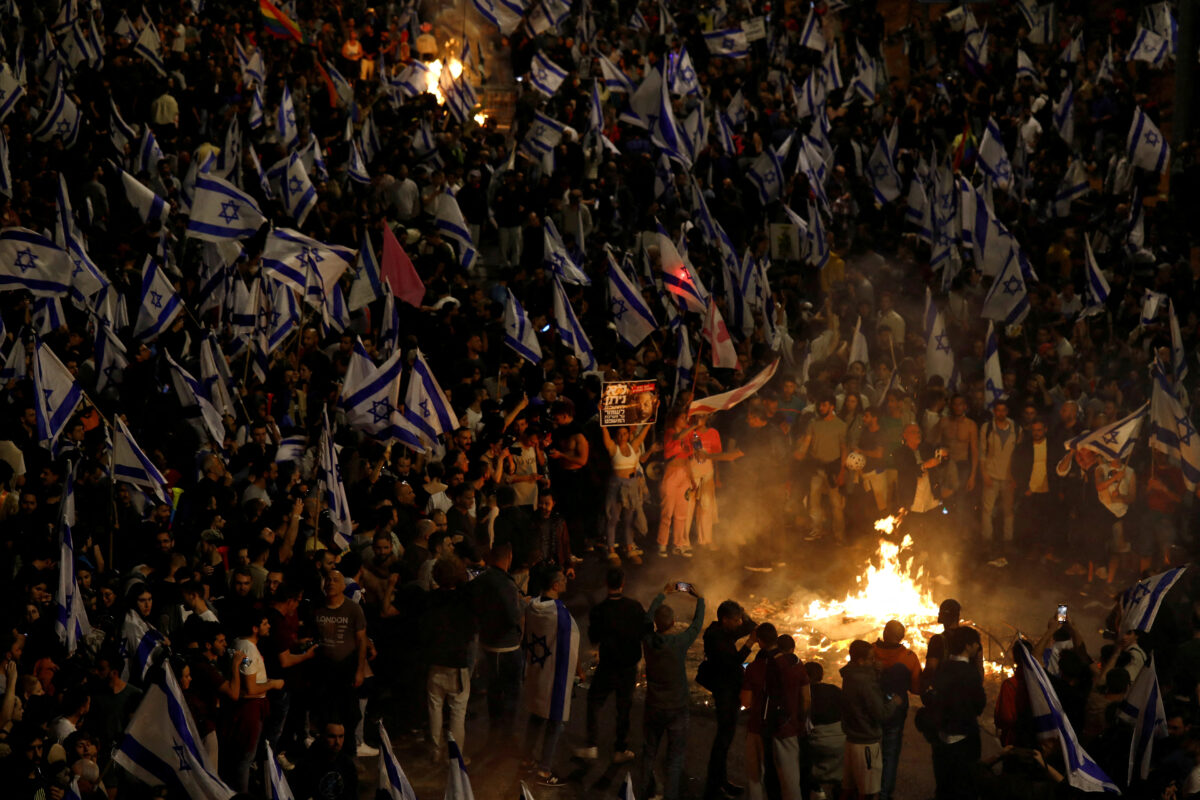 Massenproteste in Israel: Entlassung des Verteidigungsministers über den Rand stürzen