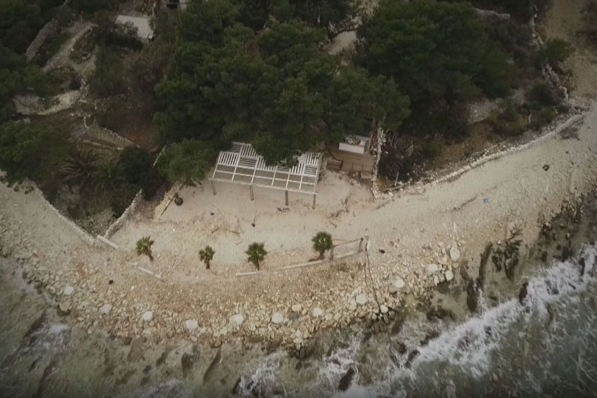 Idilični zaliv na Hrvaškem danes poln odpadkov: “Gre za uničevanje morskega dna”