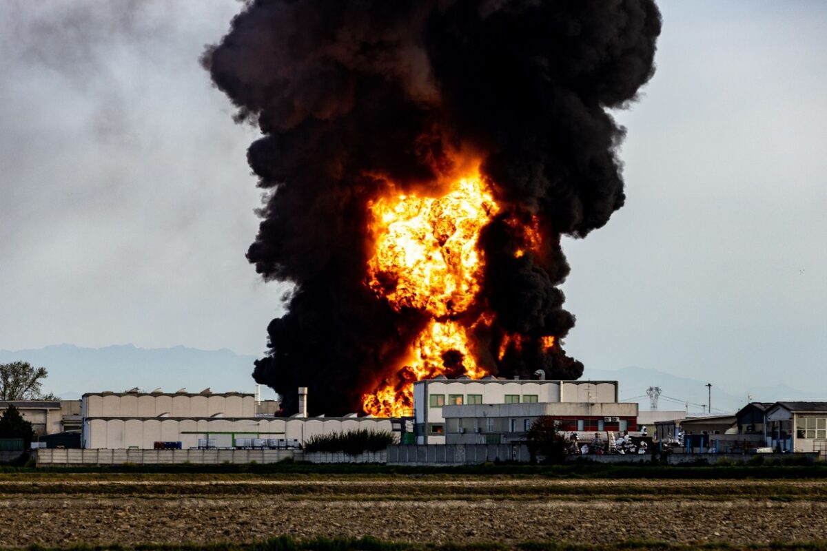 Incendio in una fabbrica italiana di solventi: “Non aprite le finestre e non uscite di casa”