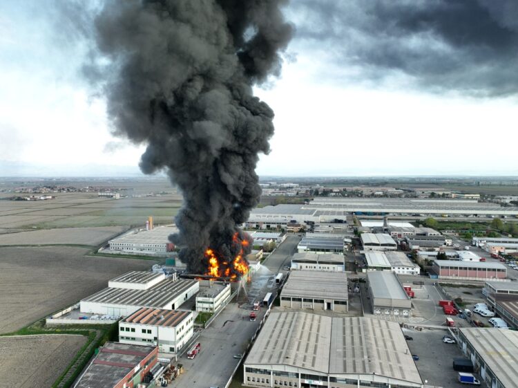 Požar v tovarni topil v Italiji