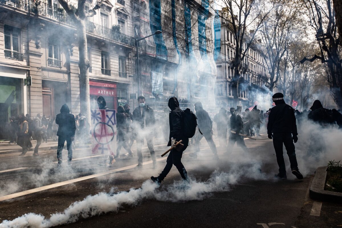 Des manifestants français ont jeté des pierres sur la police, qui a riposté avec des gaz lacrymogènes