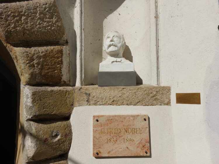 Kip Alfreda Nobela pred Kvartirno hišo v Celju