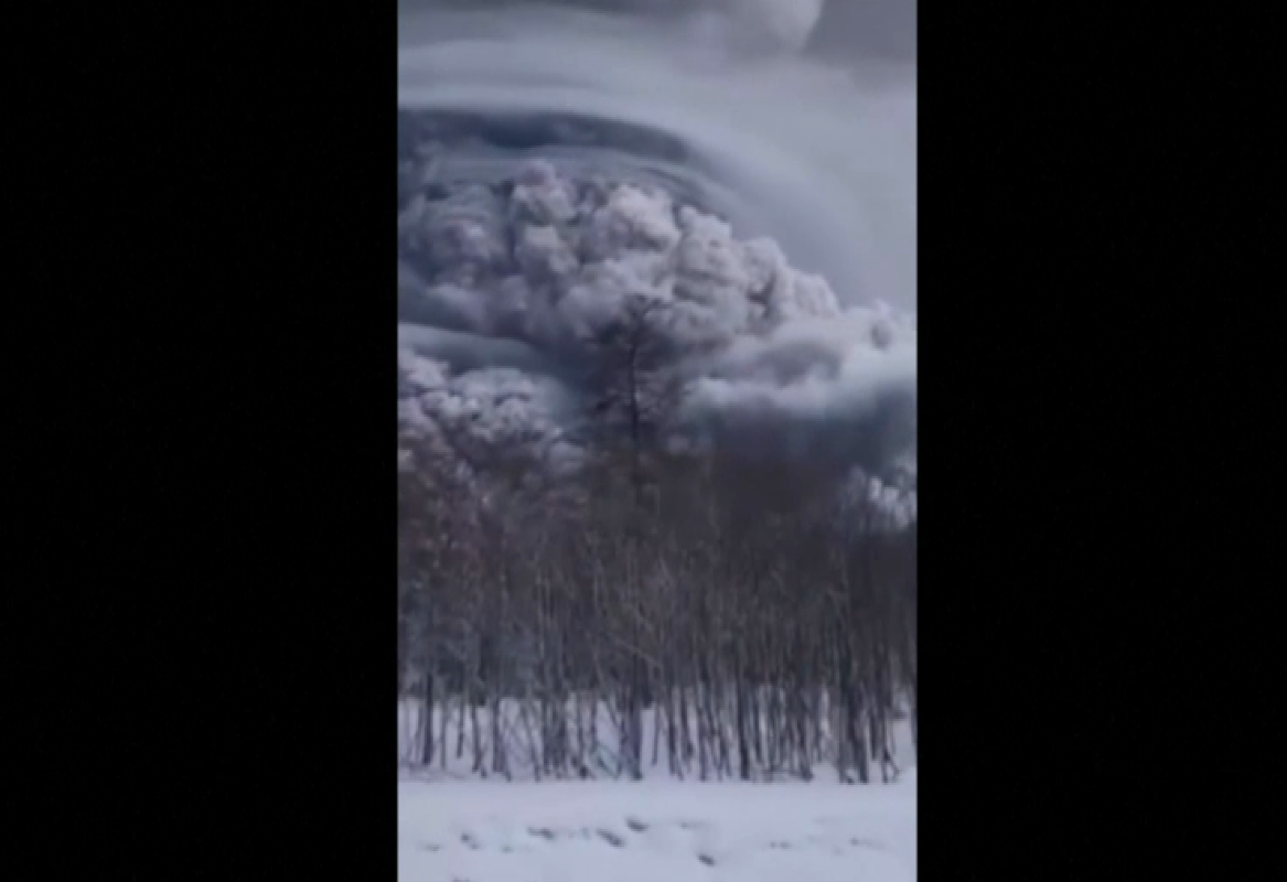 Vulkanausbruch bedeckte die russische Halbinsel Kamtschatka mit Asche (VIDEO)