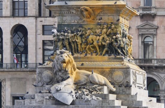 vandalizem, kip Vittoria Emanuela II. v Milanu