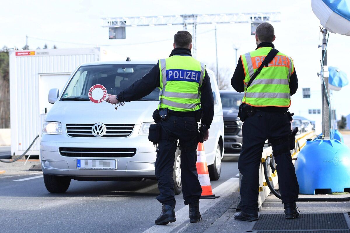 Österreich gegen die „Schleppermafia“, Deutschland weitet Grenzkontrollen zu Österreich aus