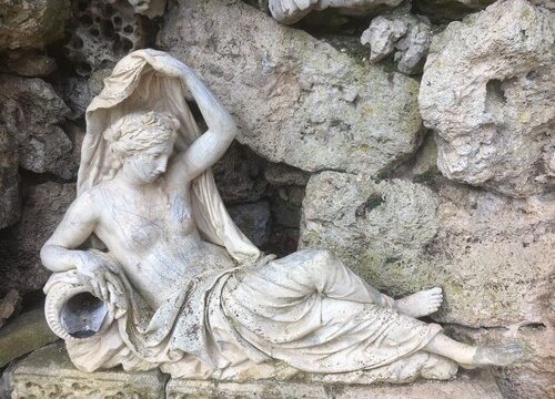 Poškodovan kip nimfe Sabrine v južni Angliji