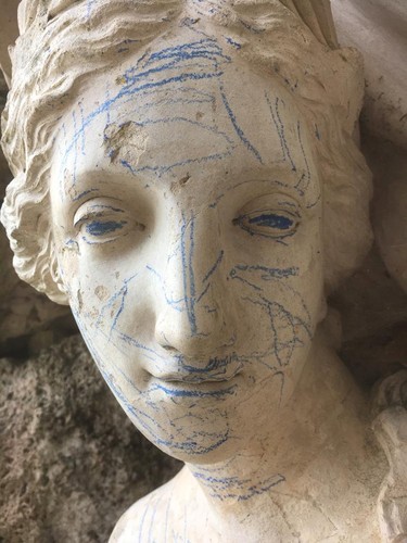 Poškodovan kip nimfe Sabrine v južni Angliji