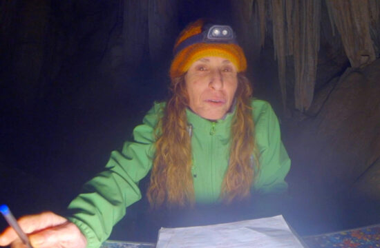 Beatriz Flamini je danes zapustila jamo v južni španski pokrajini Granada