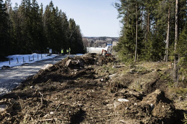 Finska dokončala prvi odsek ograje na meji z Rusijo
