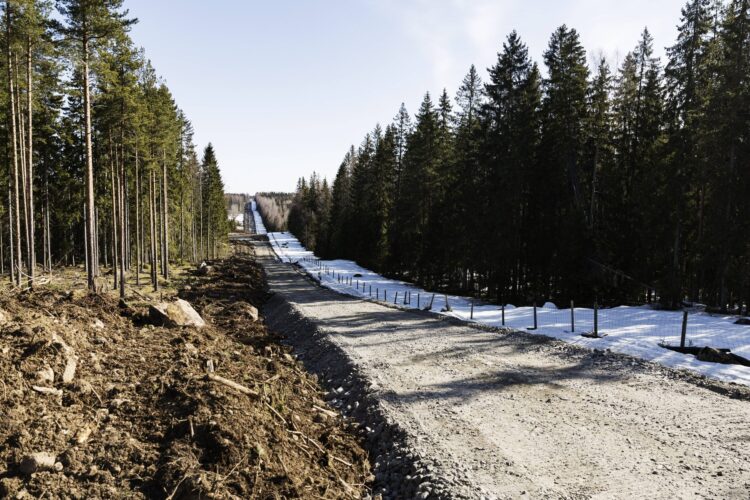 Finska dokončala prvi odsek ograje na meji z Rusijo