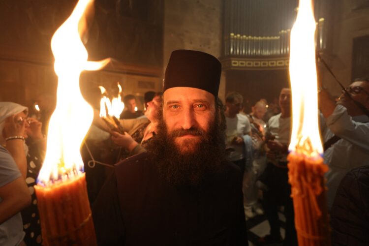 Obred blagoslovljenega ognja v Jeruzalemu