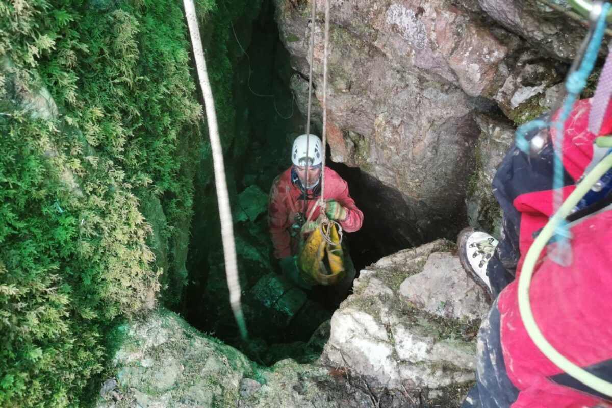 Naporno reševanje končano: po 30 urah jamarko dvignili na površje