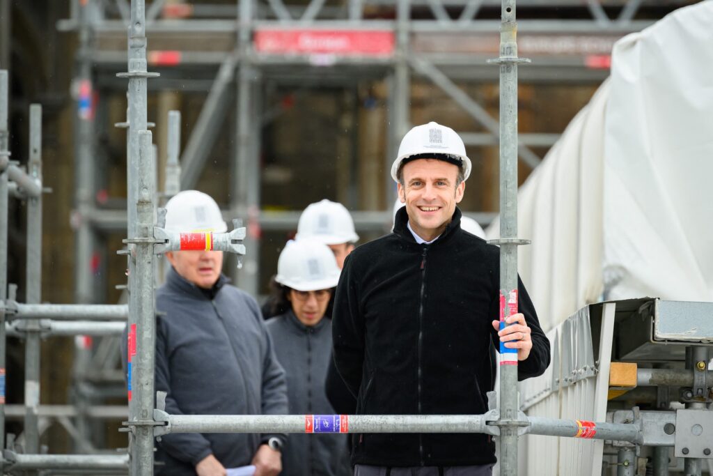 Macron si ogledal obnovitvena dela Notre-Dame, aprila 2023