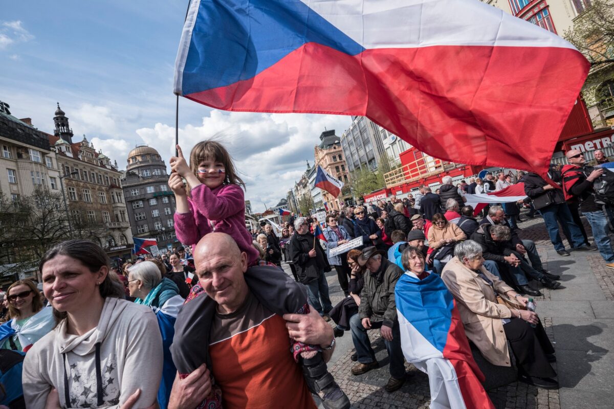 Več tisoč Čehov na ulicah vladi očita, da preveč pozornosti namenja Ukrajini