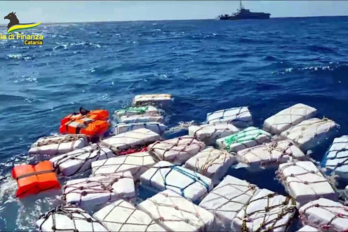 Policija v bližini Sicilije našla za več kot 400 milijonov evrov kokaina (VIDEO)