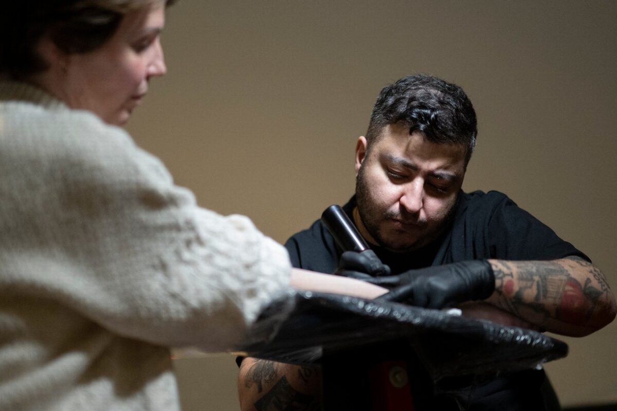 Izražanje vere ali satanizem? V Avstriji polemike zaradi tetoviranja za katolike