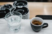 Kava s kozarcem vode