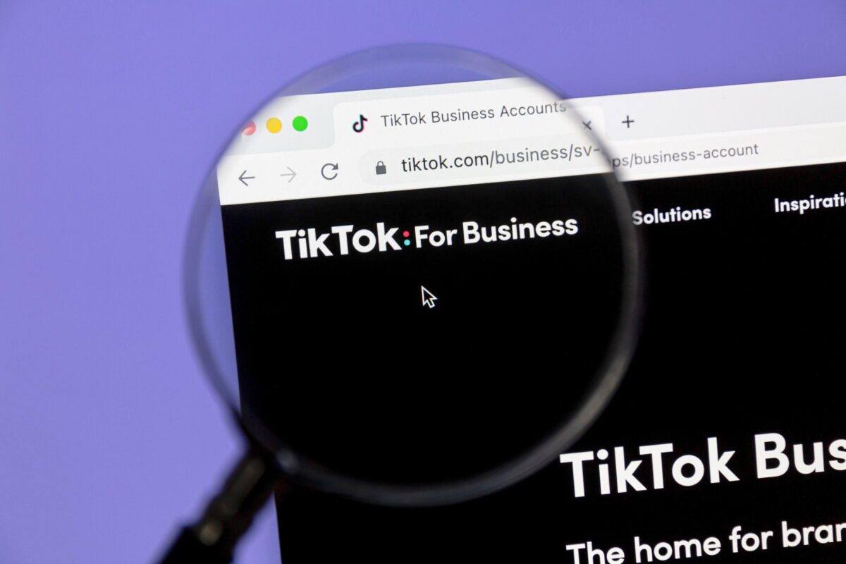 Ali TikTok skrbi tudi slovenska podjetja? Nekatera so aplikacijo že prepovedala