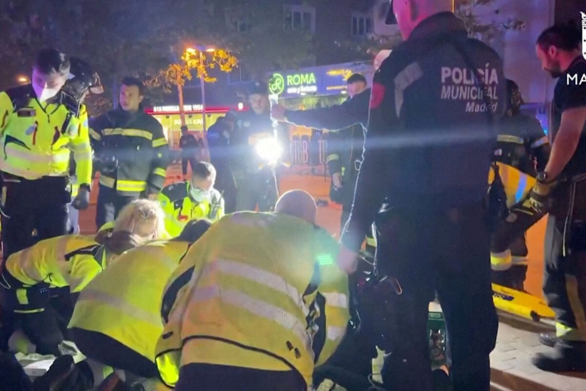 Natakar v Madridu s flambiranjem povzročil požar: dve osebi umrli, 10 ranjenih
