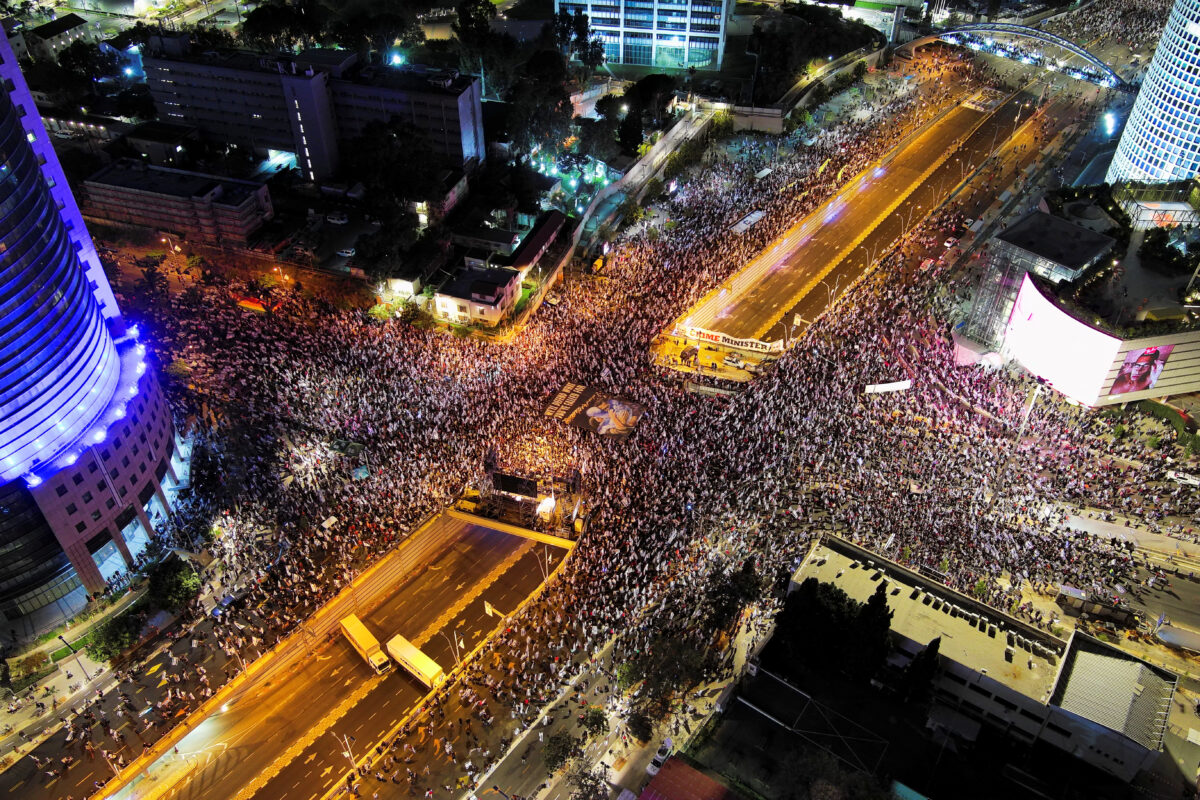 Izraelci že 16. teden na ulicah: “Rešujemo demokracijo” (VIDEO)