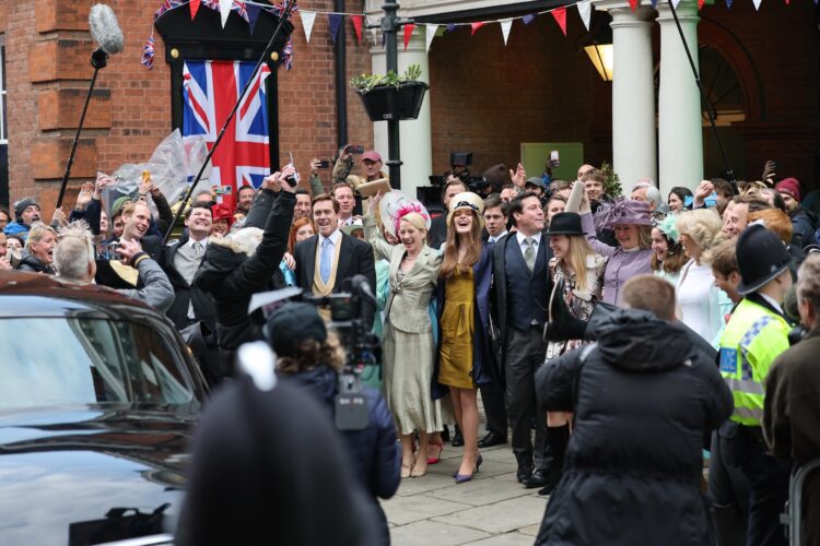 V Netflixovi seriji Krona so posneli poroko Princa Charlesa in Camille
