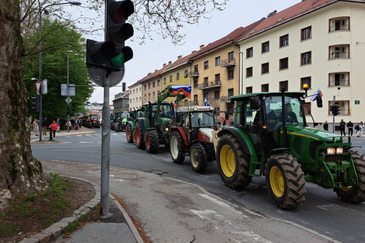 Je policija na protestih kmetov ravnala nezakonito?
