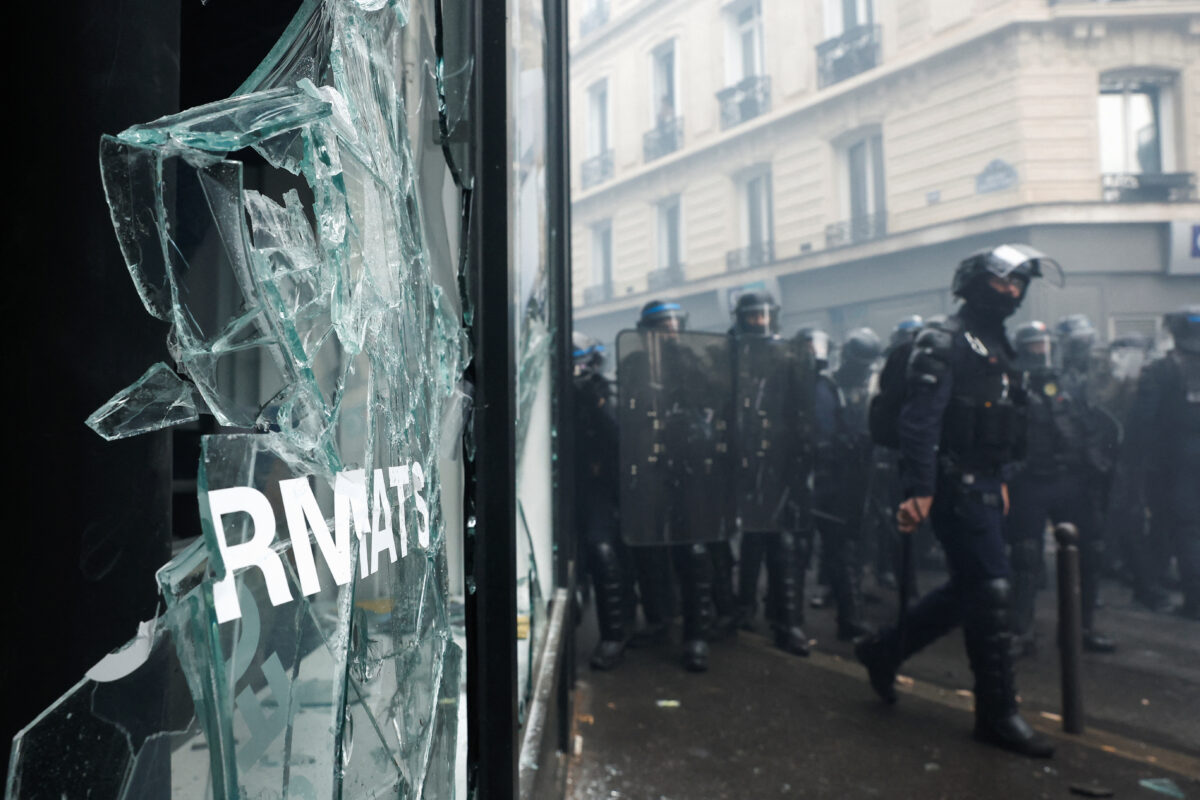 Émeutes dans les rues de France à cause de la réforme : vitrines brisées et affrontements avec la police