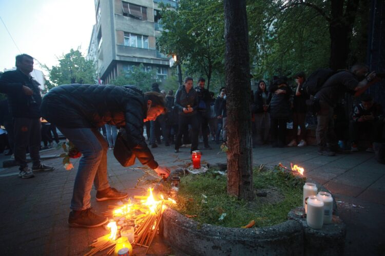 polaganje rož po streljanju na beograjski šoli