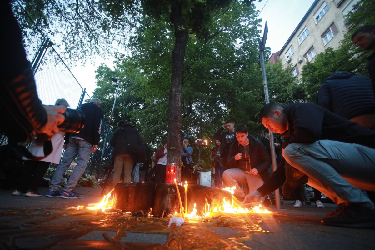 Večer po tragediji v Beogradu: sveče, rože in tišina množice (FOTO & VIDEO)