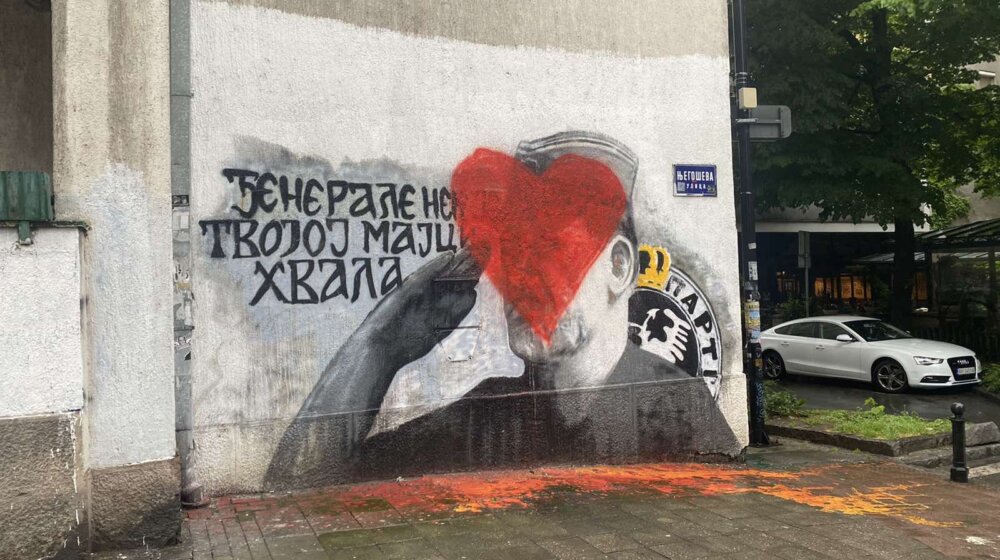 Domačini v Beogradu z rdečim srcem prekrili sporni grafit vojnega zločinca