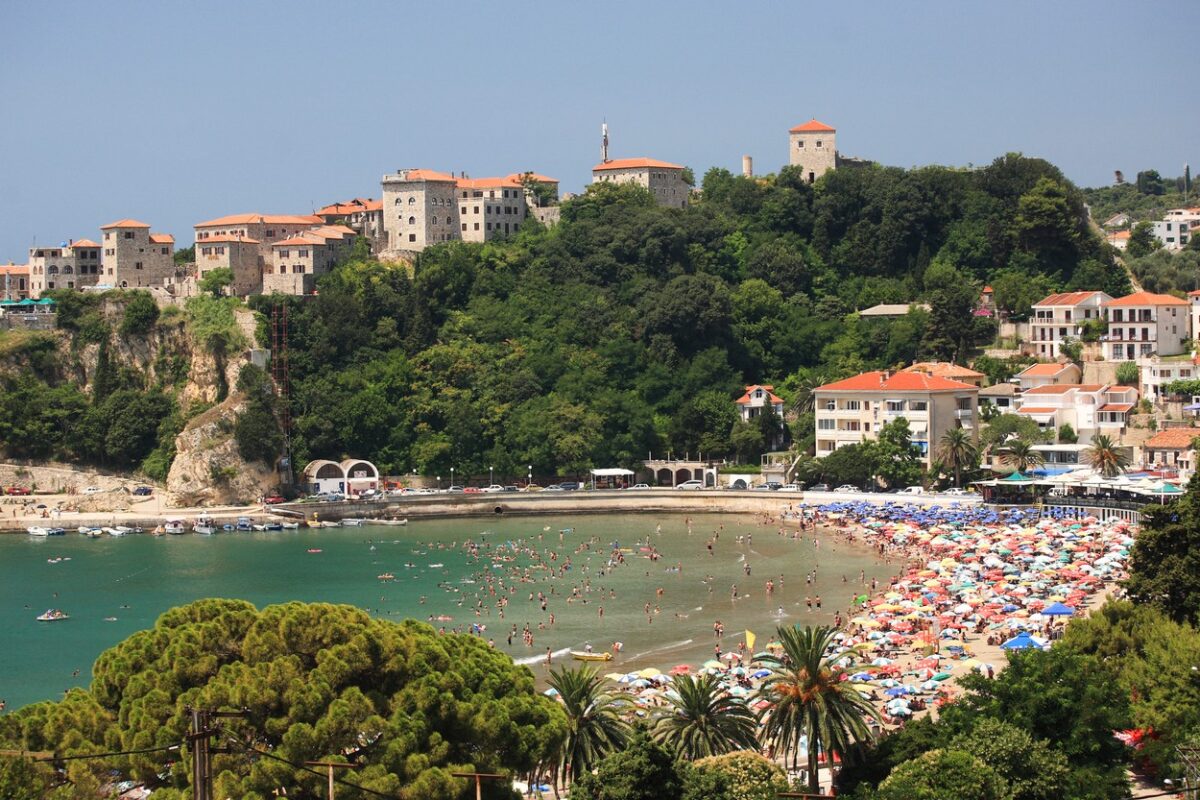 Priljubljeno črnogorsko letovišče s kaznimi nad “gole turiste”