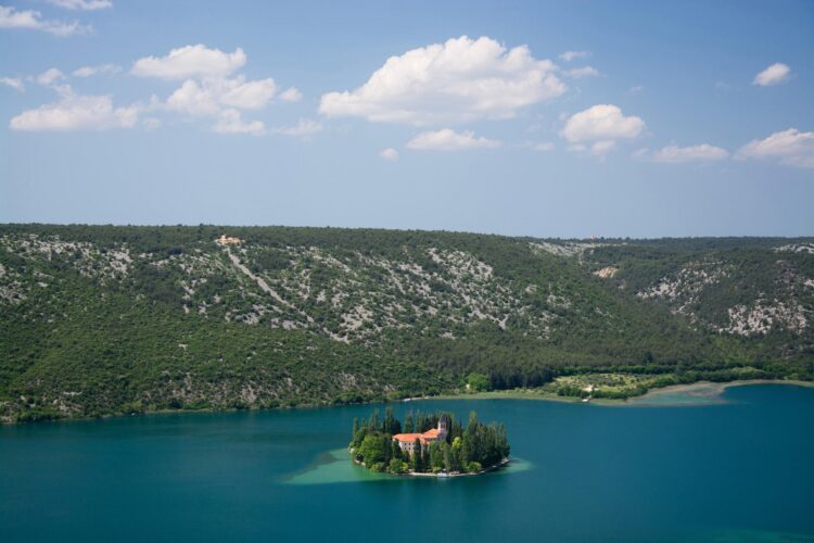 otok Visovac Hrvaška nacionalni park Krka