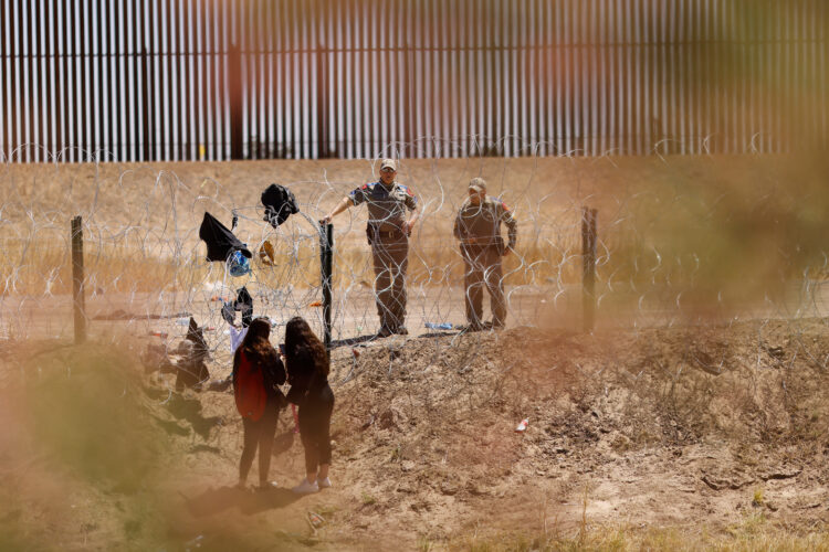 Nova azilna politika za vstop v ZDA: na južni meji je več prebežnikov želelo do polnoči vstopiti v državo