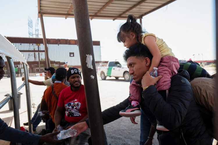 Nova azilna politika za vstop v ZDA: na južni meji je več prebežnikov želelo do polnoči vstopiti v državo