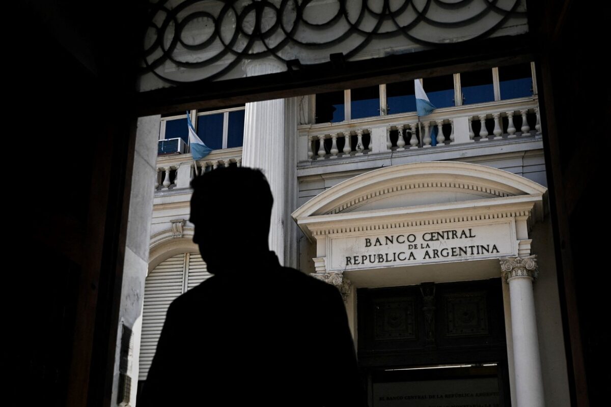 Argentina v boju proti inflaciji osrednjo obrestno mero zvišala na 97 odstotkov