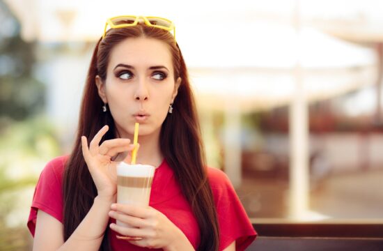 ženska dekle pije kavo