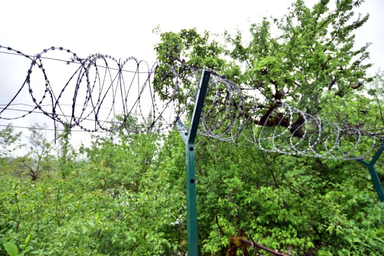 Odstranjevanje ograj na meji