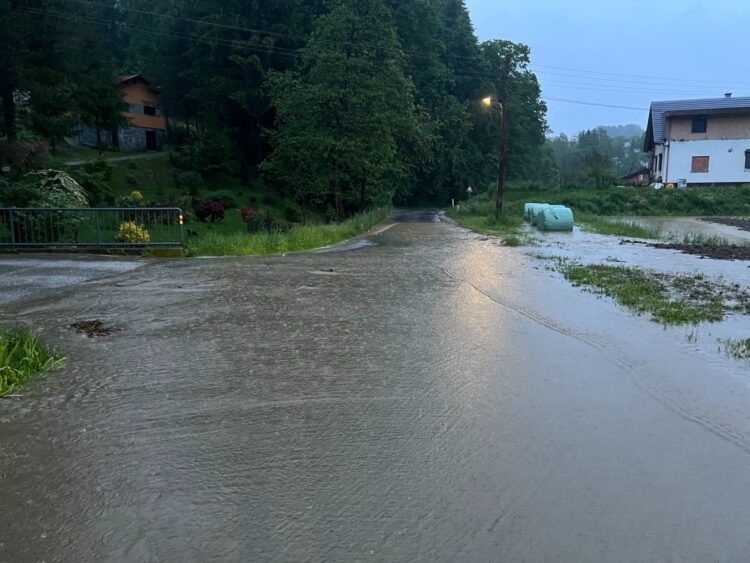poplavljena cesta