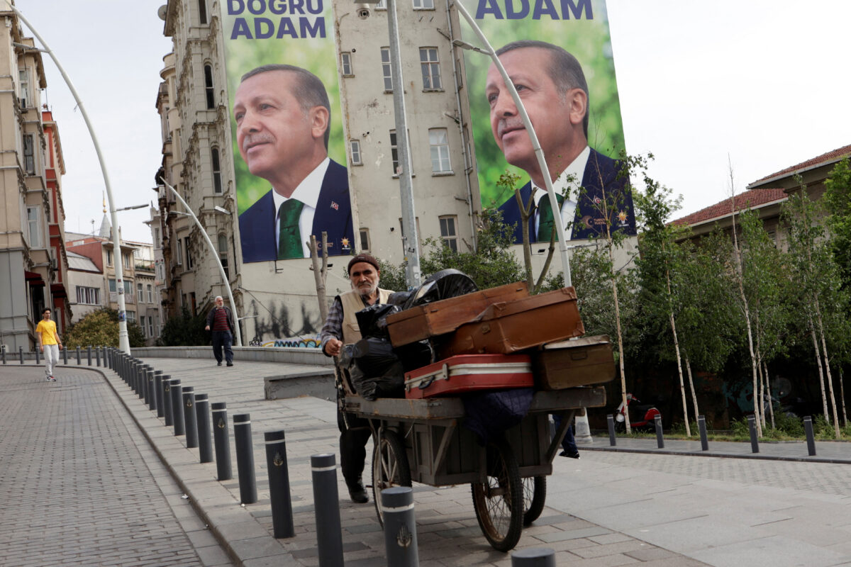Erdogan forderte die Wähler auf, für Stabilität zu stimmen.  Die Opposition legte Beschwerde ein
