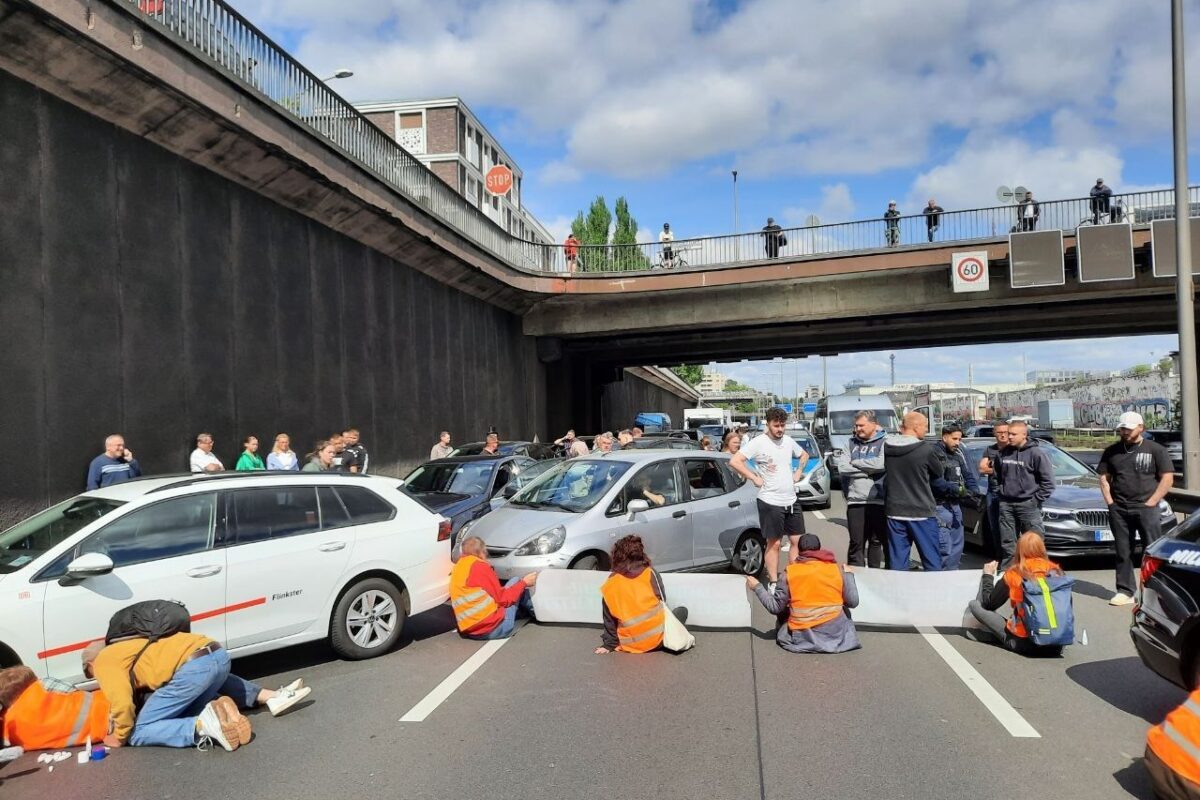 Ativistas climáticos causam caos no trânsito em Berlim