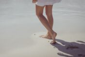 Ženska se sprehaja po plaži