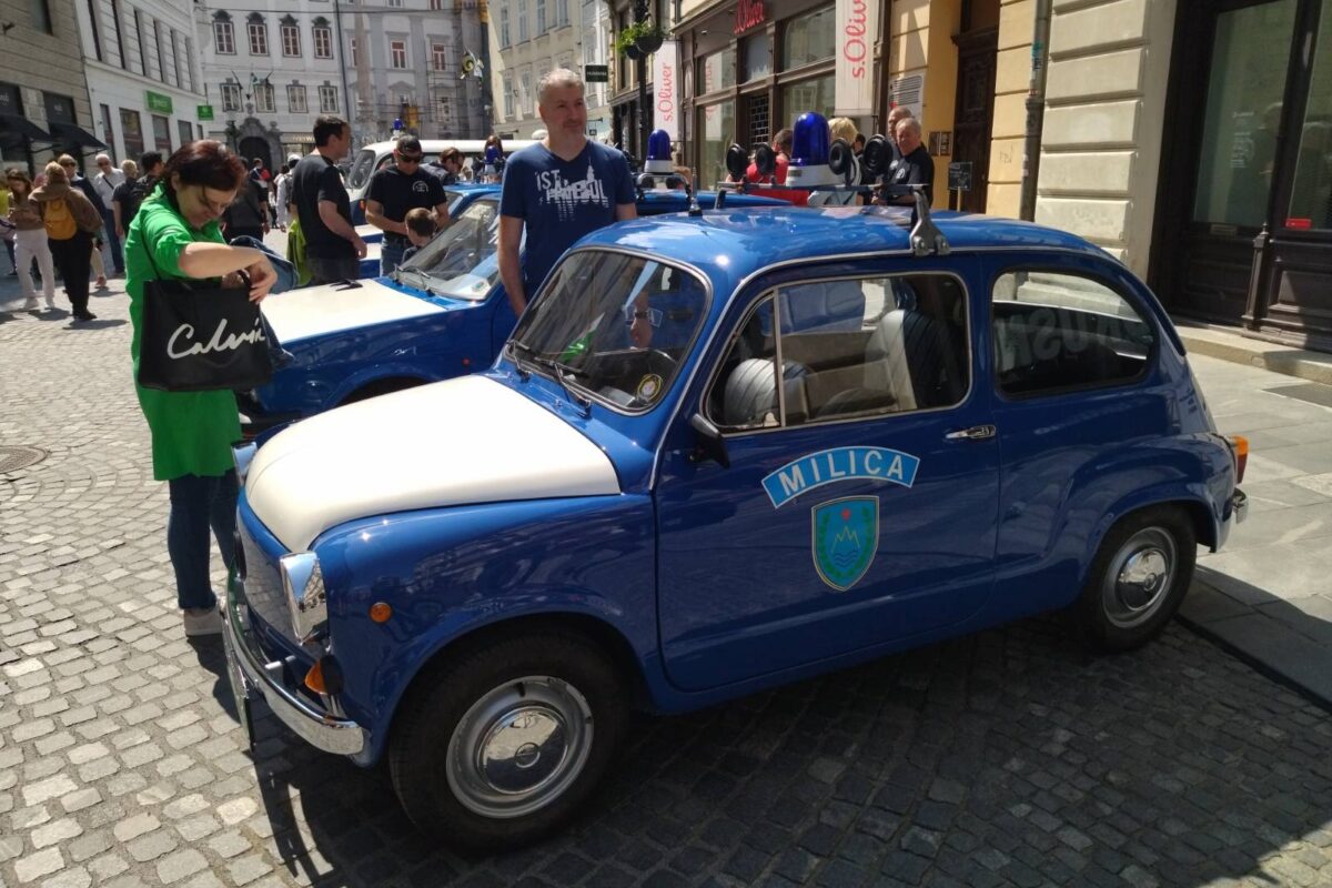 Legendarna miličniška stoenka in fičo na ulicah Ljubljane (FOTO)