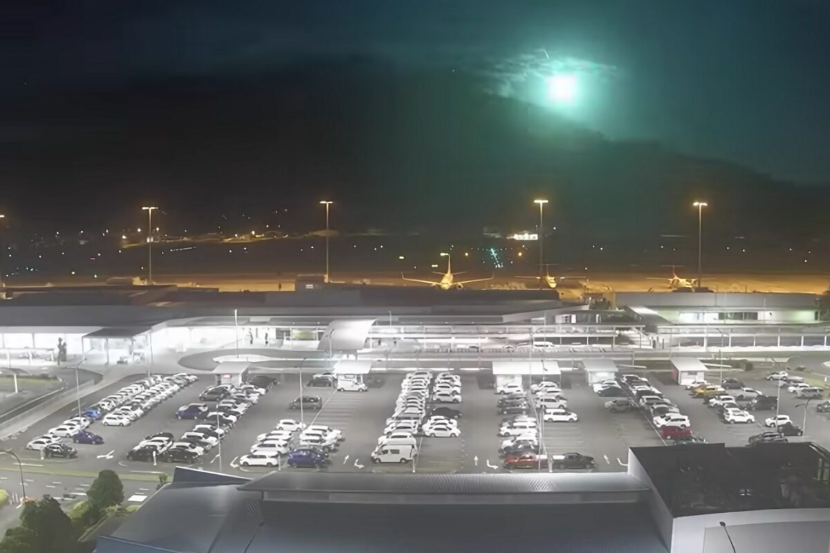 Spektakel nad avstralskim nebom: eksplozija modrozelenega meteorja (VIDEO)